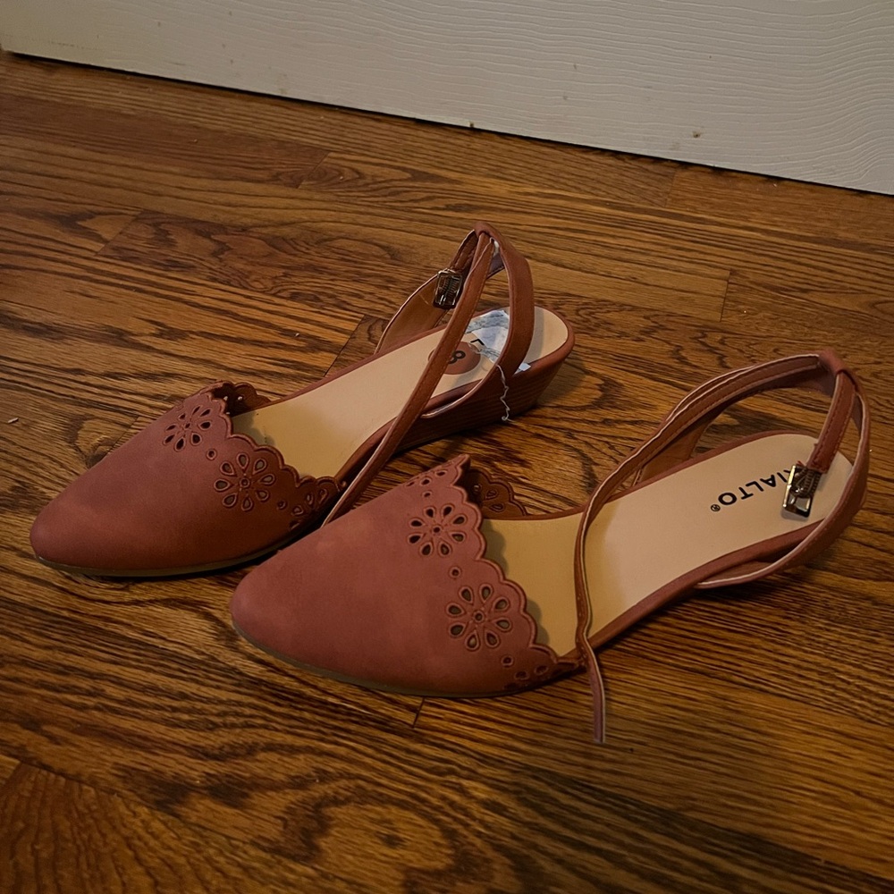 Women's Tan Scalloped Flats